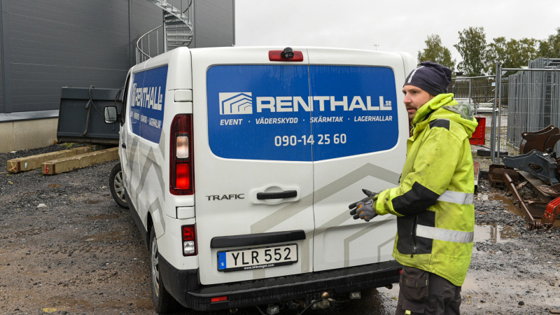 Som projektledare på Renthall får Andreas Backman vara en del av lösningen när kunderna behöver förvaring av material, maskiner eller vid stora evenemang.